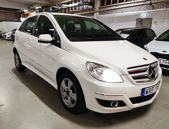 Mercedes-Benz B180 2 of 5
