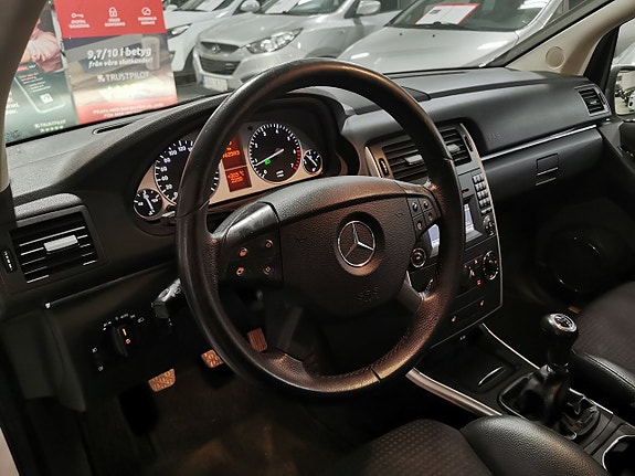 Mercedes-Benz B180 7 of 17