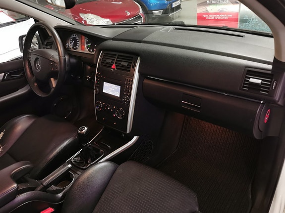 Mercedes-Benz B180 10 of 17