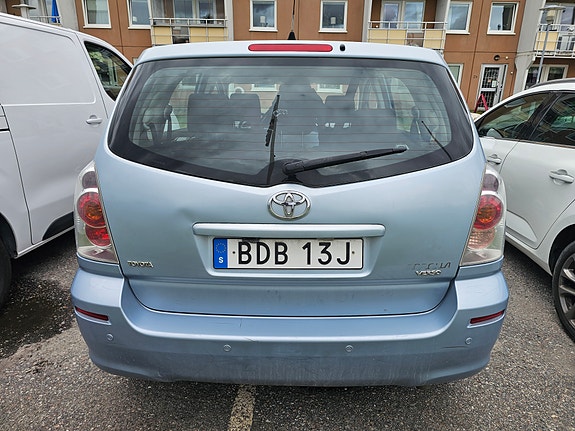 Toyota Corolla Verso 3 of 5