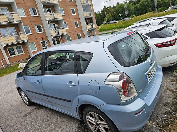 Toyota Corolla Verso 2 of 5