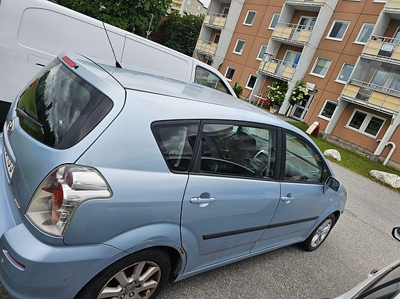 Toyota Corolla Verso 4 of 5