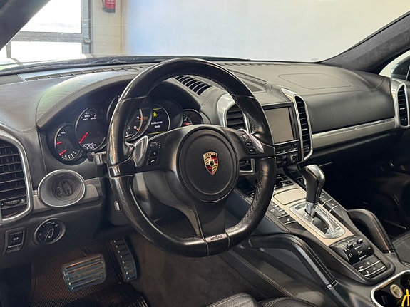 Porsche Cayenne Turbo 11 of 13