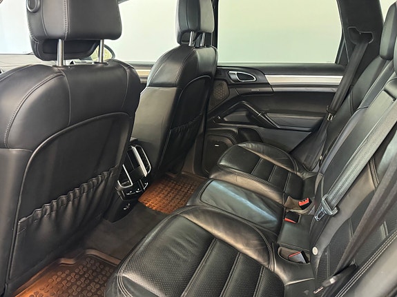 Porsche Cayenne Turbo 9 of 13