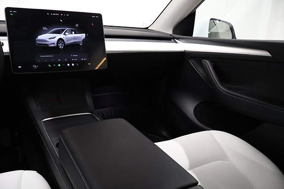Tesla Model Y 16 of 23