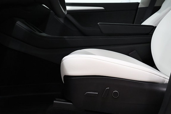 Tesla Model Y 10 of 23