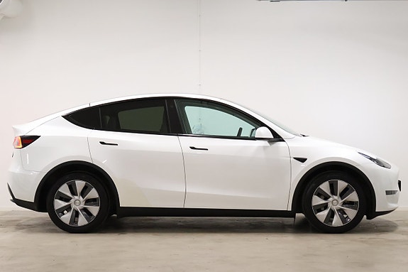Tesla Model Y 4 of 5