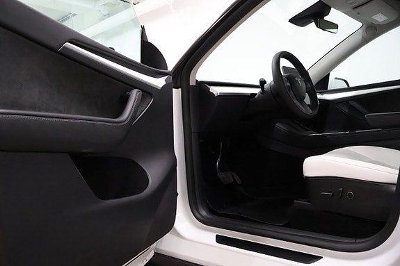 Tesla Model Y 9 of 23