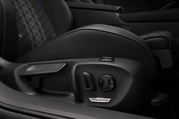 Volkswagen Passat 23 of 30