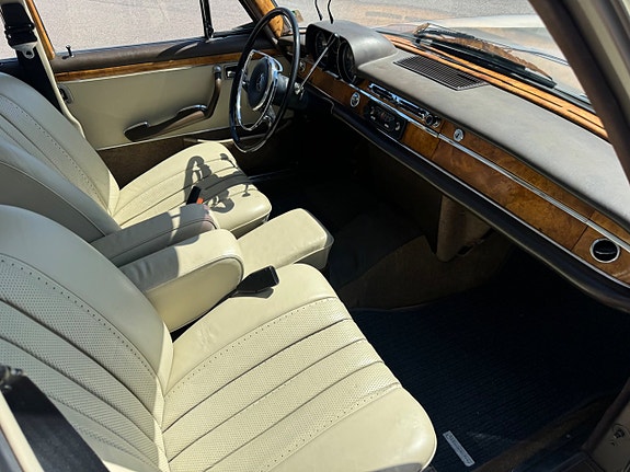 Mercedes-Benz 300 SEL 10 of 20