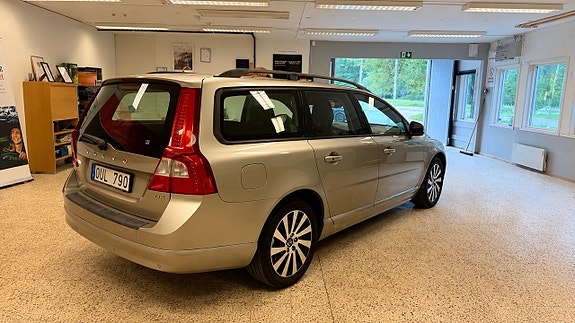 Volvo V70 3 of 5
