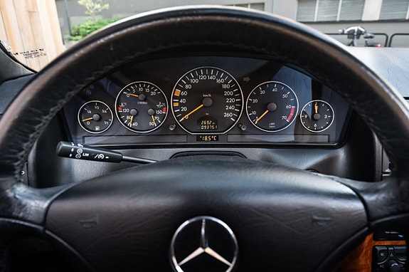 Mercedes-Benz SL320 28 of 30