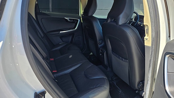 Volvo XC60 13 of 16