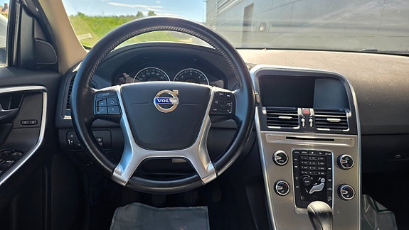 Volvo XC60 8 of 16