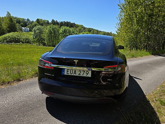 Tesla Model S 3 of 5
