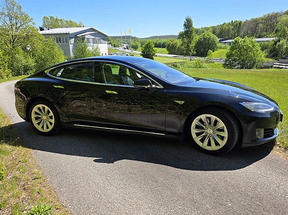 Tesla Model S 2 of 5