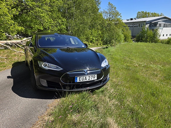 Tesla Model S 4 of 5