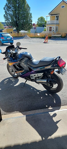 Suzuki GSX750F 3 of 4