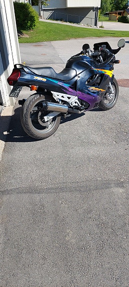 Suzuki GSX750F 4 of 4