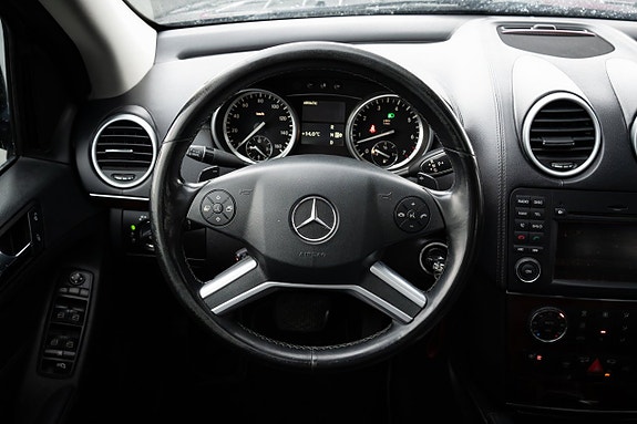 Mercedes-Benz GL450 26 of 28