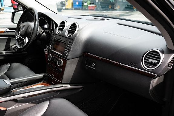Mercedes-Benz GL450 10 of 28
