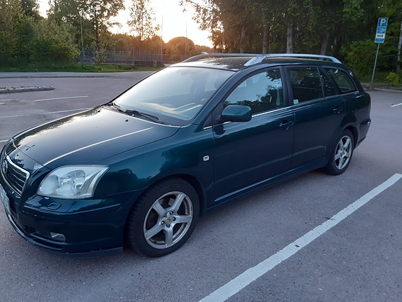 Toyota Avensis 2 of 5