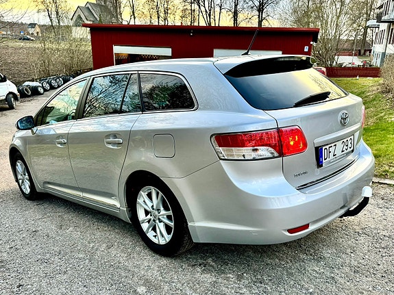 Toyota Avensis 2 of 5