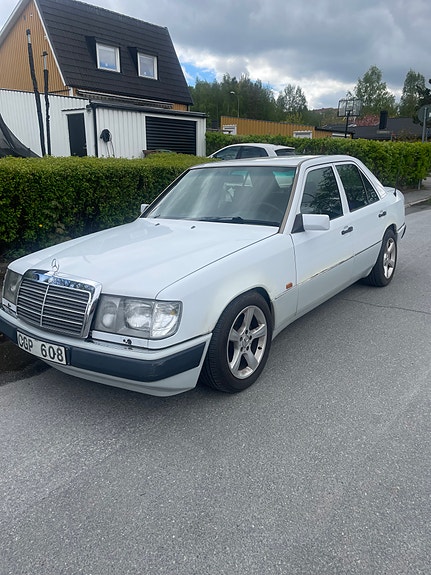 Mercedes-Benz 200 3 of 5