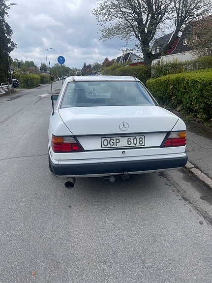 Mercedes-Benz 200 2 of 5