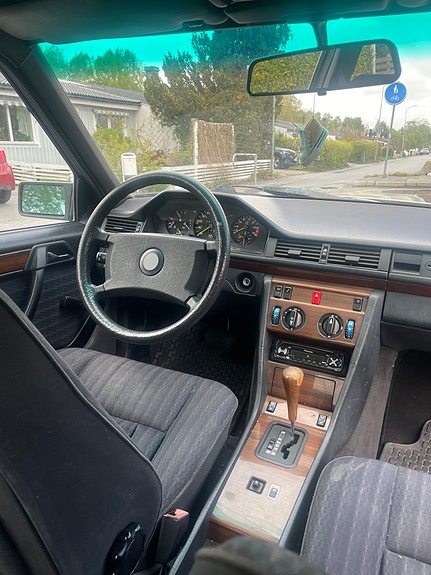Mercedes-Benz 200 4 of 5