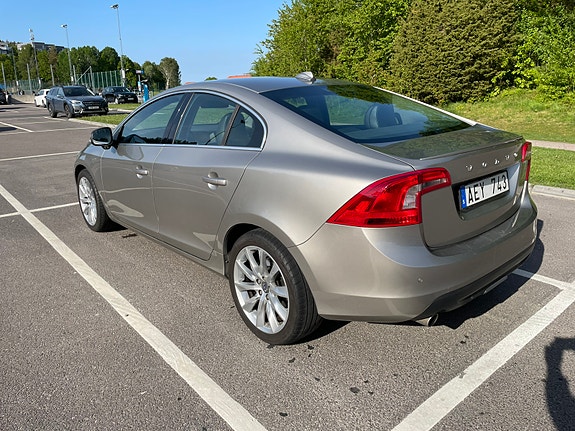 Volvo S60 4 of 5