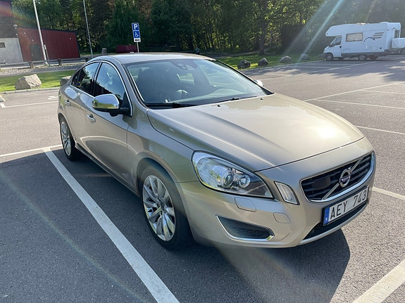Volvo S60 2 of 5