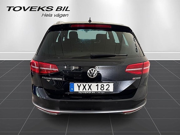 Volkswagen Passat Alltrack 2 of 5