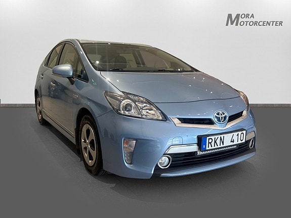 Toyota Prius Plug-in Hybrid 3 of 5