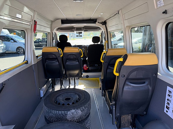 Nissan NV400 5 of 5