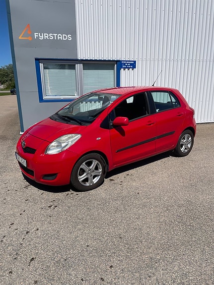 Toyota Yaris 3 of 5
