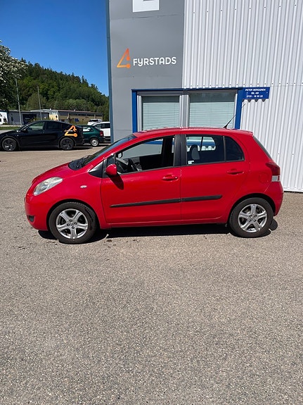 Toyota Yaris 2 of 5