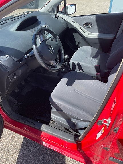 Toyota Yaris 5 of 5