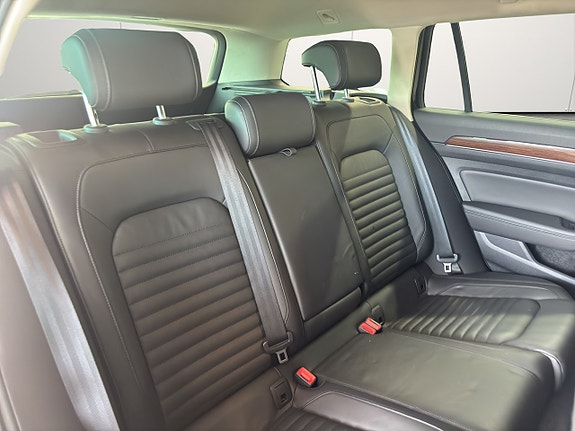 Volkswagen Passat Alltrack 12 of 25