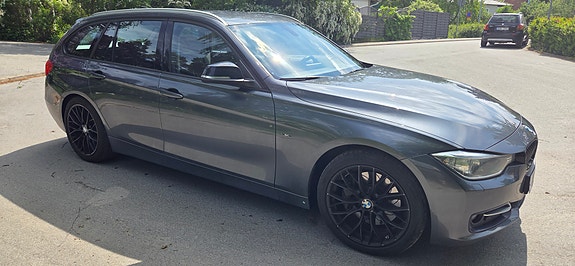 BMW 330d 3 of 4