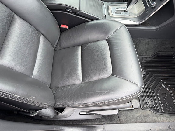 Volvo XC70 11 of 25