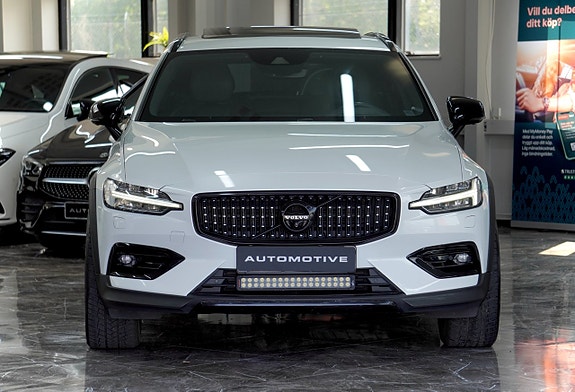 Volvo V60 Cross Country 2 of 5