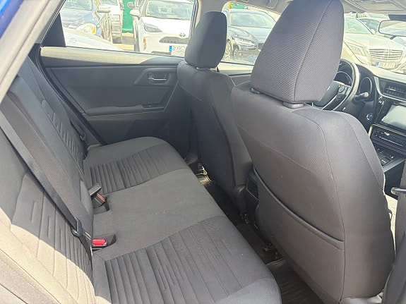 Toyota Auris 5 of 5