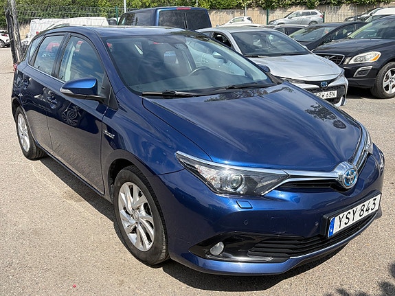 Toyota Auris 2 of 5