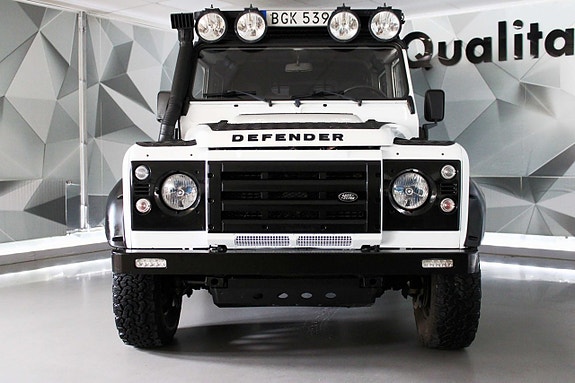 Land Rover Defender 110 9 of 27