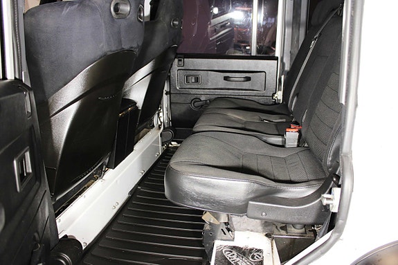 Land Rover Defender 110 13 of 27