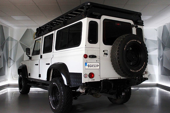 Land Rover Defender 110 10 of 27