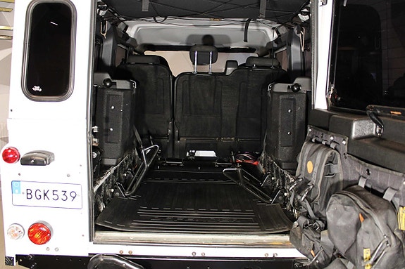 Land Rover Defender 110 14 of 27