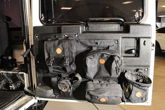 Land Rover Defender 110 19 of 27