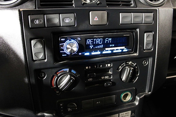 Land Rover Defender 110 21 of 27